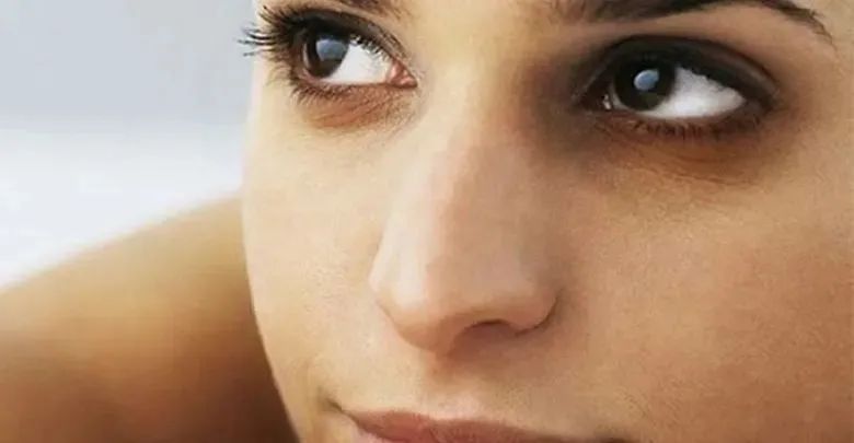 黑眼圈严重者早睡早起最好防范,黑眼圈是身体非常严重的警告