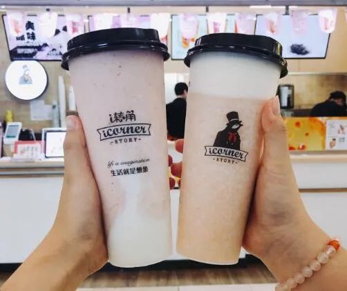 入秋第一杯52块钱的奶茶,奶茶刷爆朋友圈的秋天的第一杯
