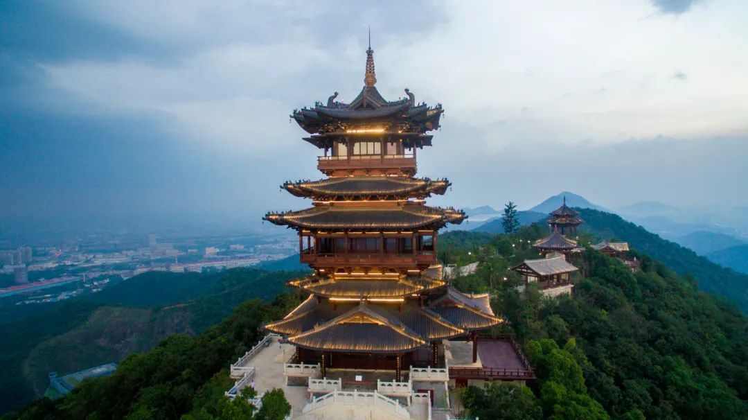 今天，中秋邂逅国庆！拱墅一身“红妆”一城月色，映照万千团圆至味！