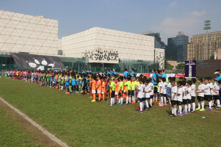 国庆假期怎么过？这些足球小将们选择去绿茵场上踢球