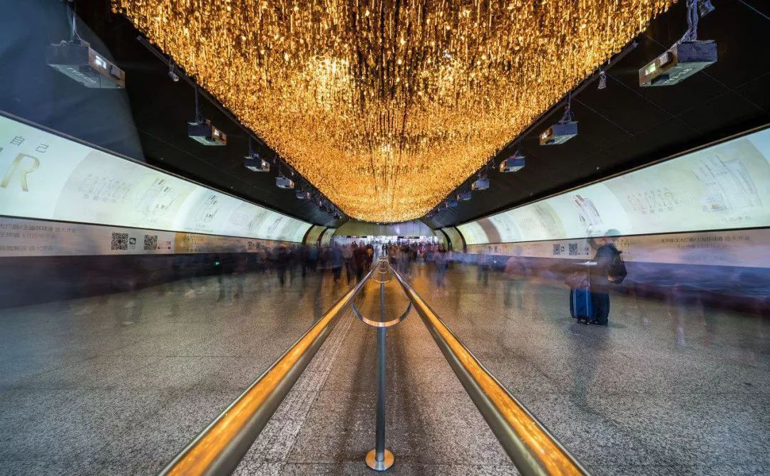 坐着地铁看浦东｜美到惊艳！童话乐园、古镇园林、跑酷金字塔……这条地铁线都能到，还能跨省游