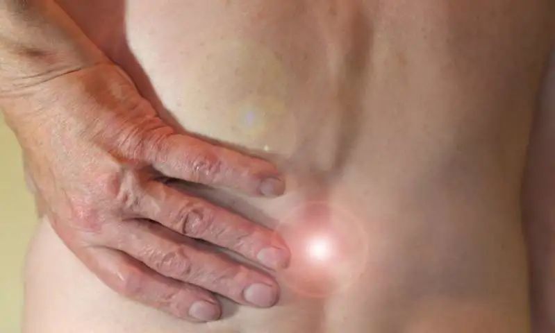 坐骨神经痛会引起背痛胸痛吗,坐骨神经痛的症状会导致背痛吗