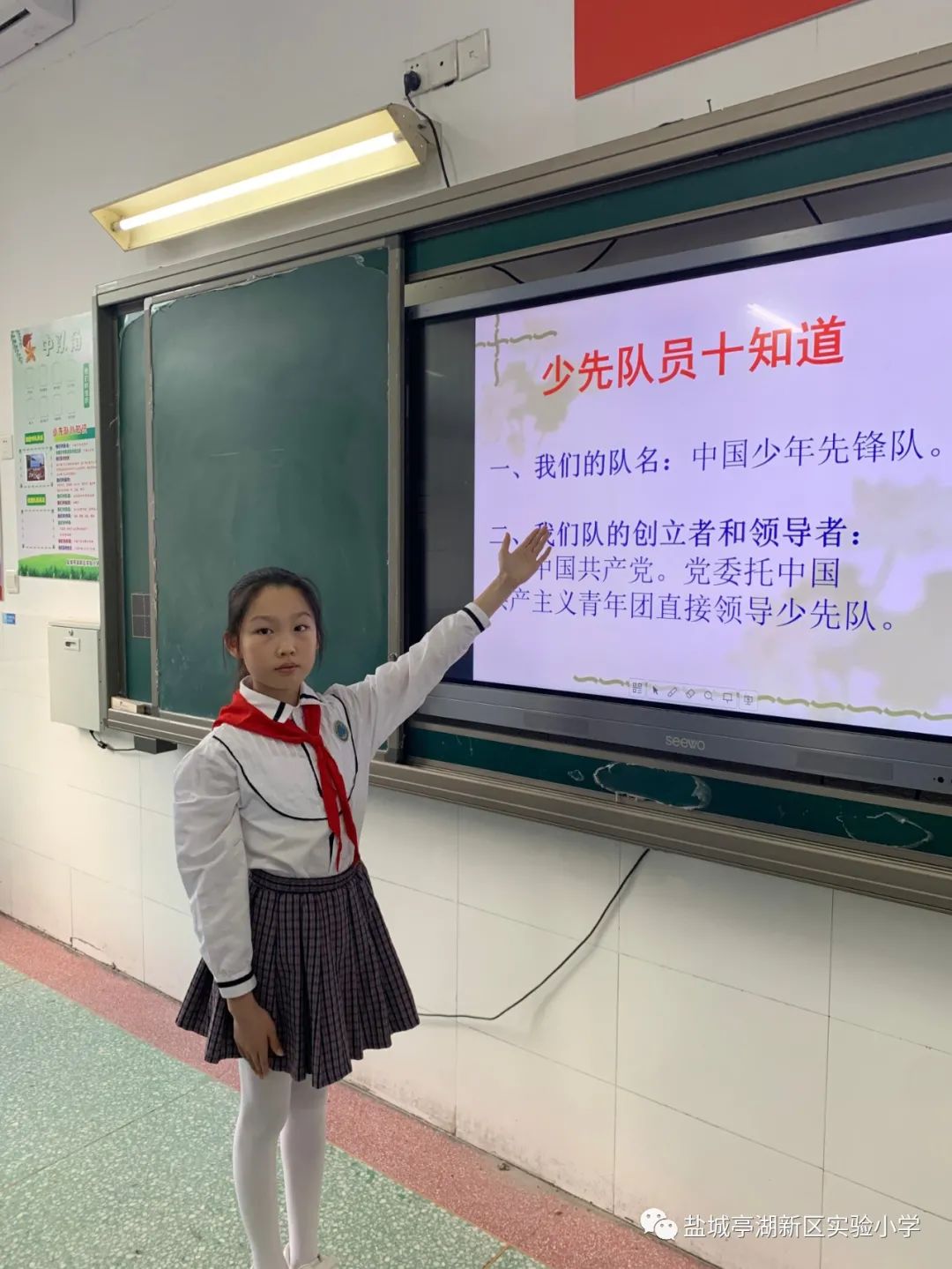 红领巾心向党高举队旗跟党走舞蹈,实验小学红领巾心向党