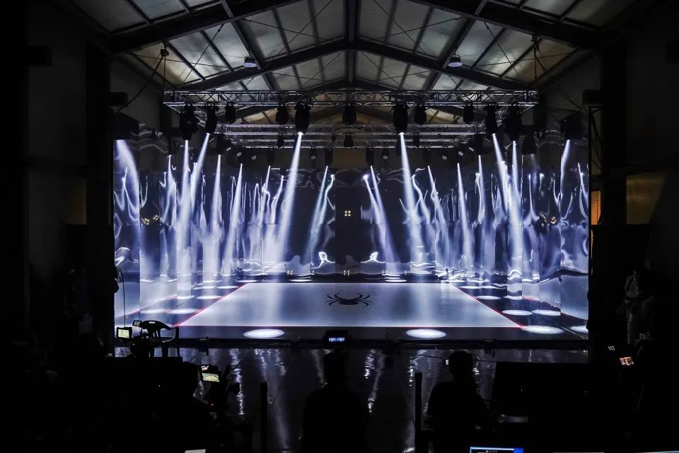 醒目的“蜘蛛网”-SpyderHaven商店/BetwinSpaceDesign