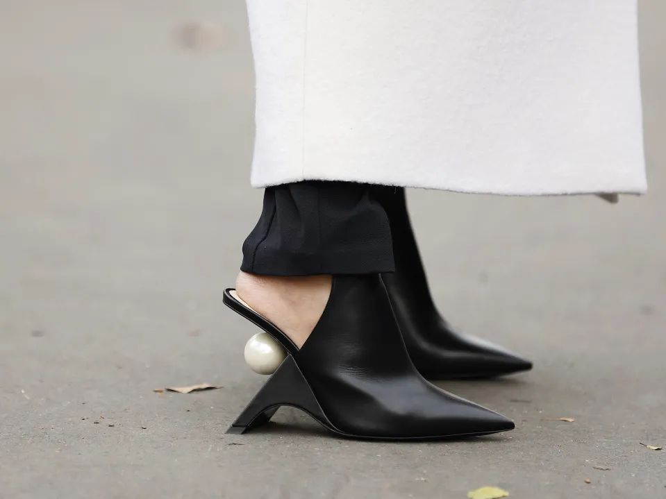 同样的预算买二手车还是新车,爆款靴子和小众靴哪个好