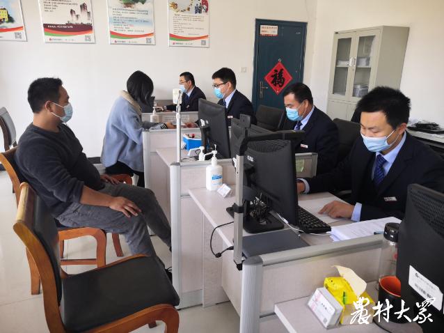 今日报纸头条｜山东首个“乡村振兴农担金融服务点”落地！不出村镇，农户最快3天拿到*款贷**