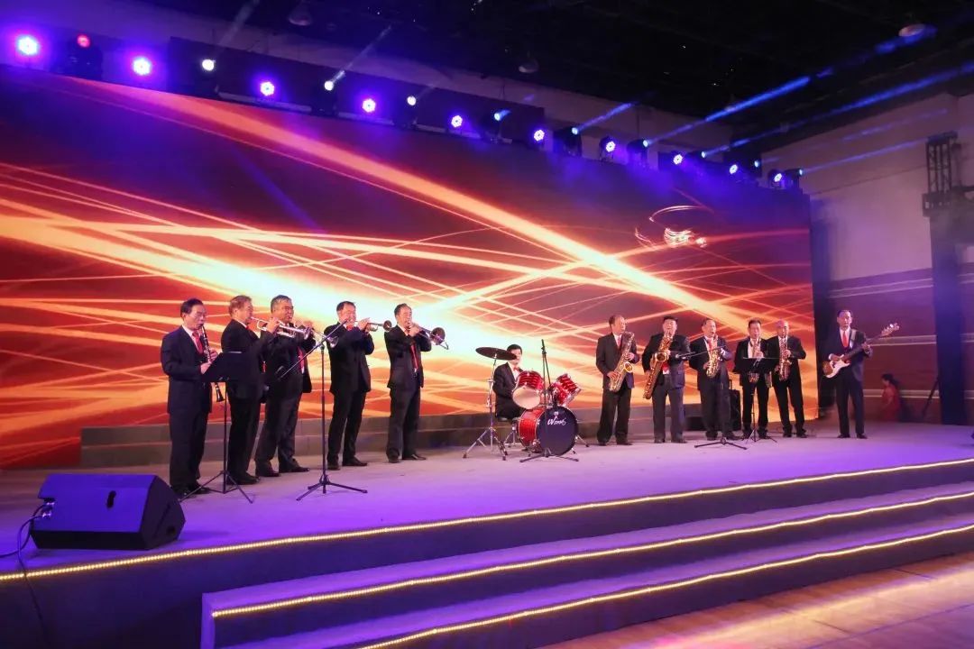 梅陇镇生活日记——梅陇镇举办“社区居民乐小康”暨“撤二建一”20周年社区文化汇演活动