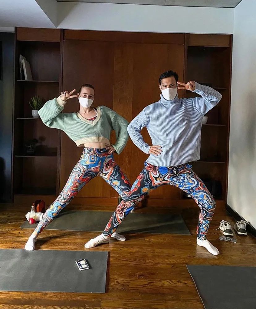 不同风格都适用的拍照姿势,拍照时永不过时的pose太经典了