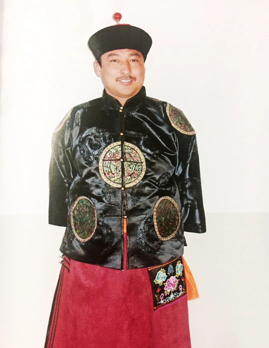 蒙古族的特色服饰图片,蒙古草原风情服饰