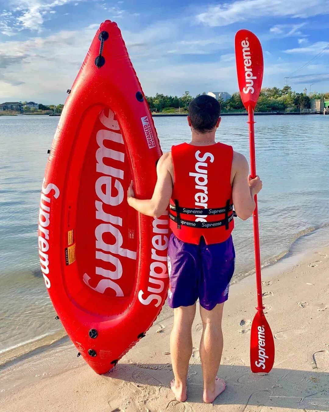 supreme被vf收购,supreme在潮牌里什么地位