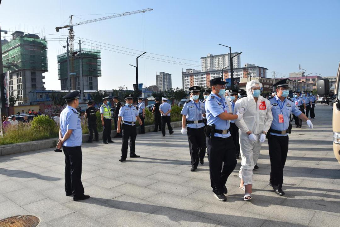 与民警持枪对射、逼人剁手指,这个“黑老大”判了