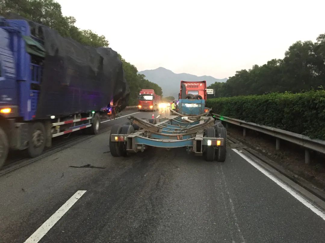 大货车侧翻有多危险,违停避险车道造成货车侧翻