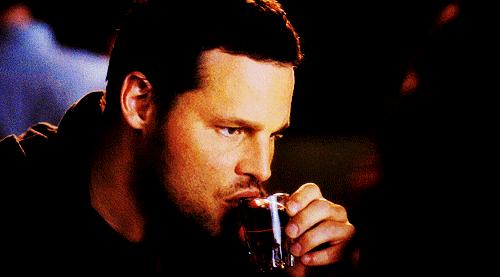 酒后呕吐暗红色液体是不是血,酒后第二天吐血暗红色怎么办