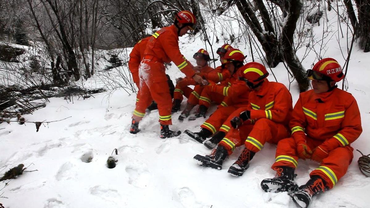 湖北神农架：风雪中的一抹“橙”大山里的护林人
