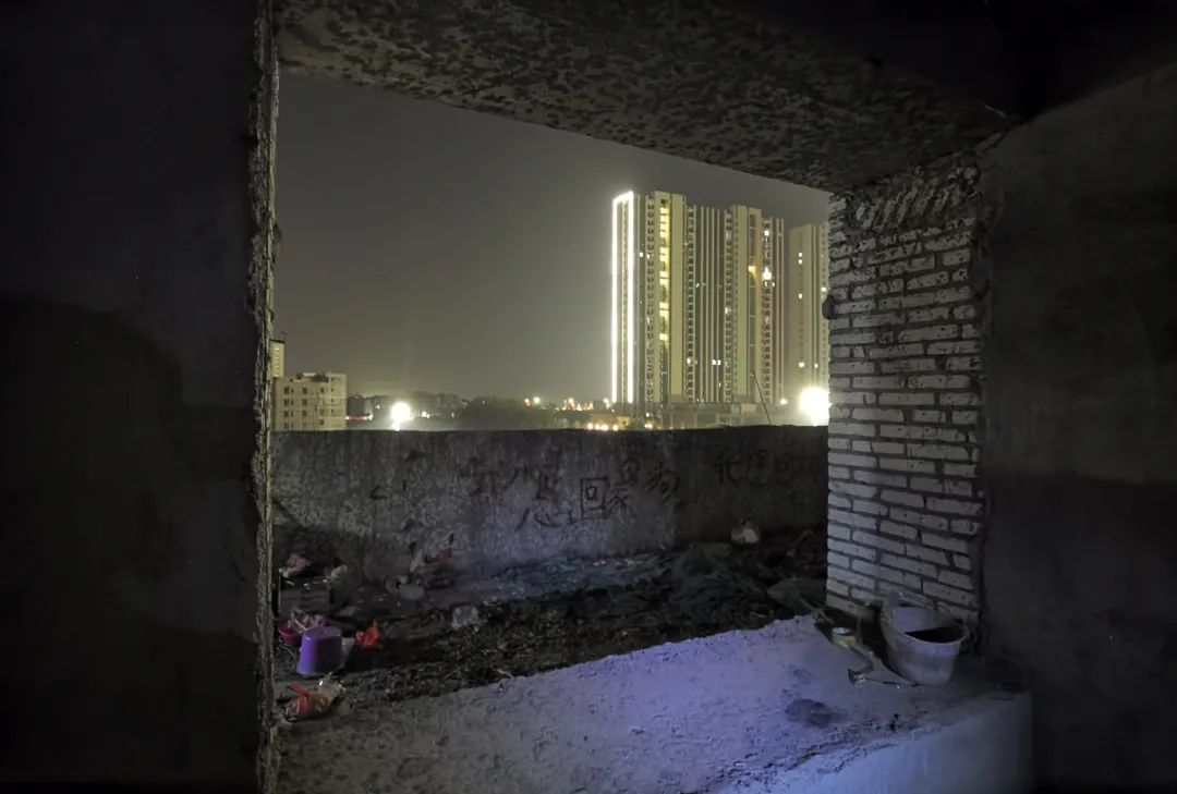 住在烂尾楼的他们，熬过了疫情，却熬不过寒冬……