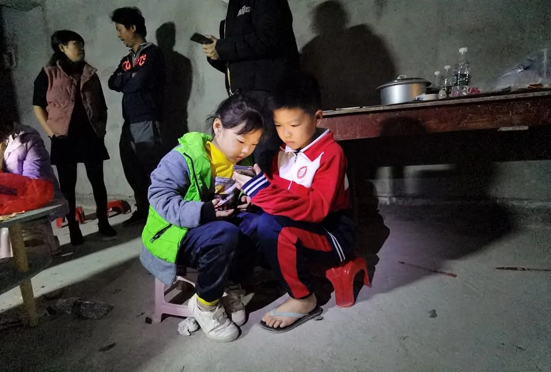 住在烂尾楼的他们，熬过了疫情，却熬不过寒冬……