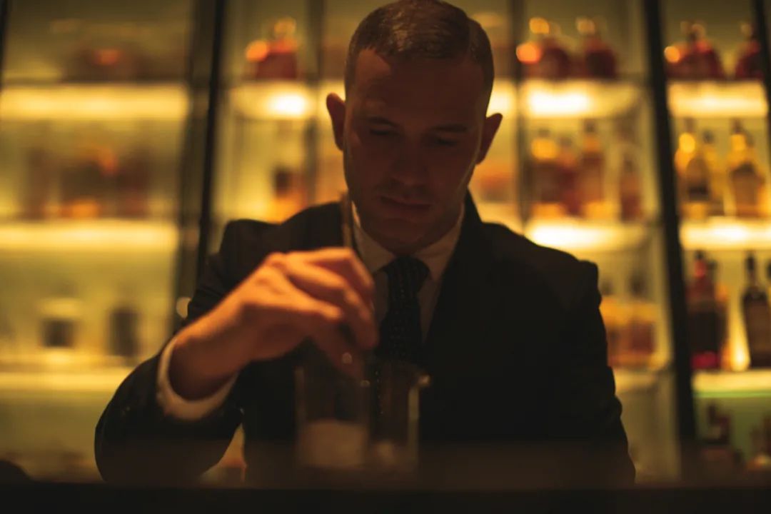 他使我于城市上空“醉”入爱河