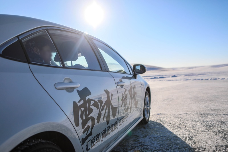 在冰天雪地里飙车,在冰路上飙车