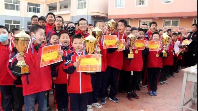 临洮县实验三小校园足球比赛,实验二小踢足球比赛直播