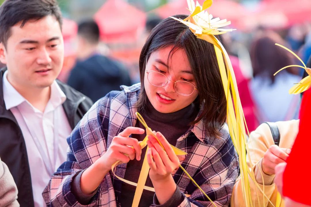 大浪街道拍了拍“你”，并递上2020成绩单
