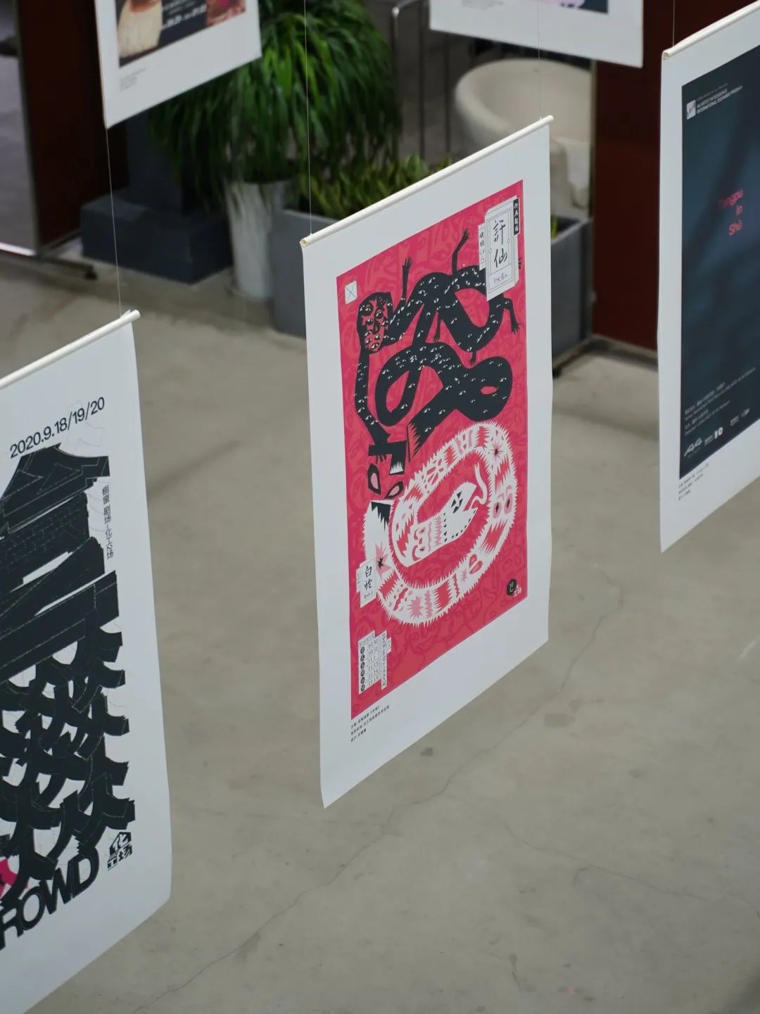 你家楼下的免费展览空间，晒着暖烘烘的太阳散步去吧