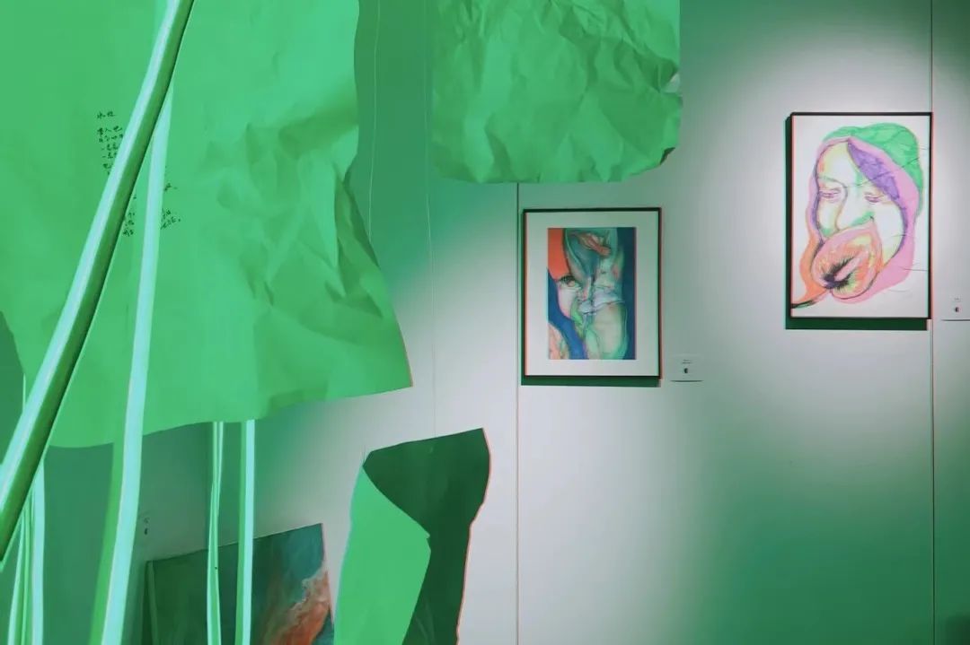 你家楼下的免费展览空间，晒着暖烘烘的太阳散步去吧