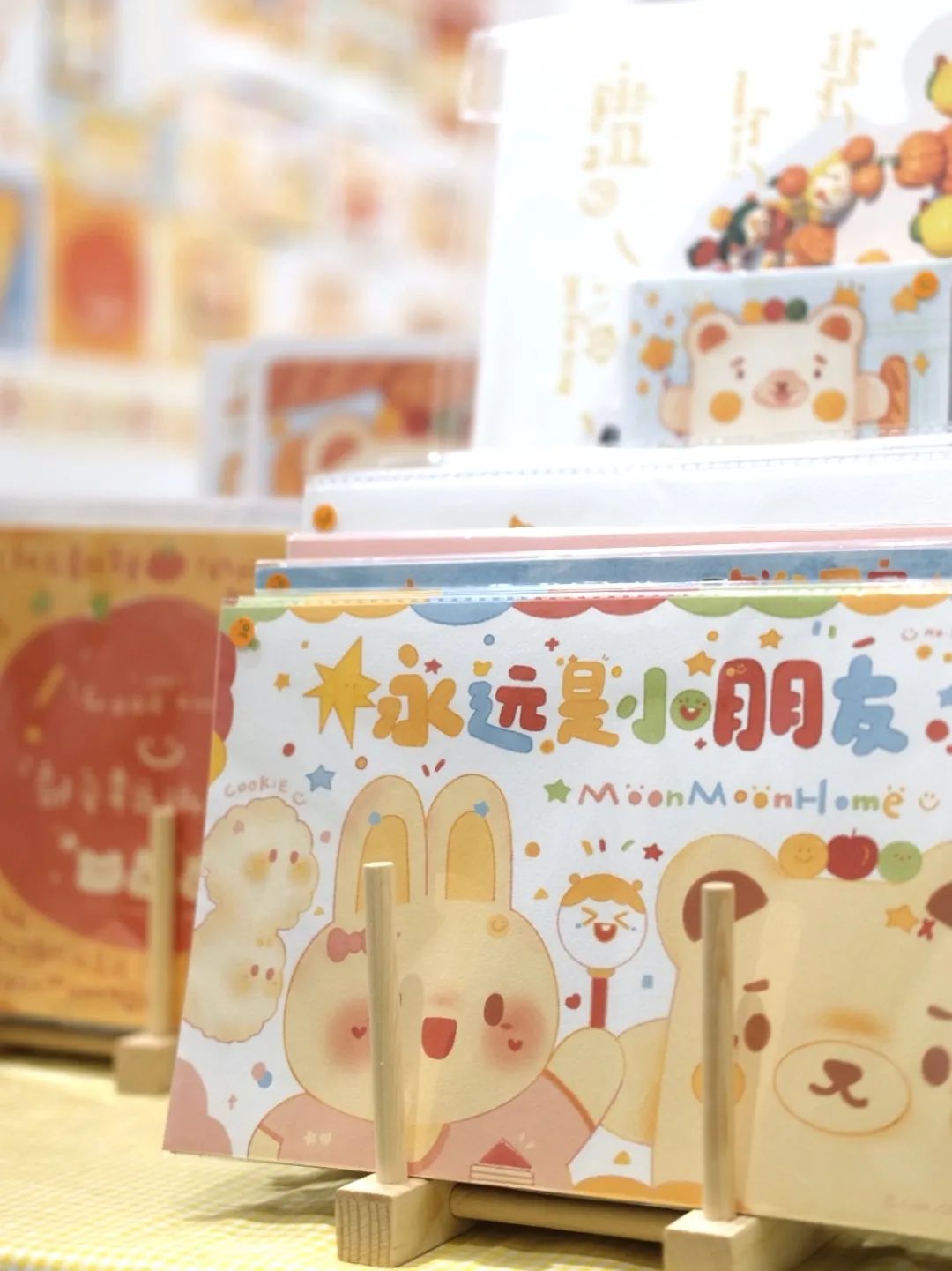 你家楼下的免费展览空间，晒着暖烘烘的太阳散步去吧