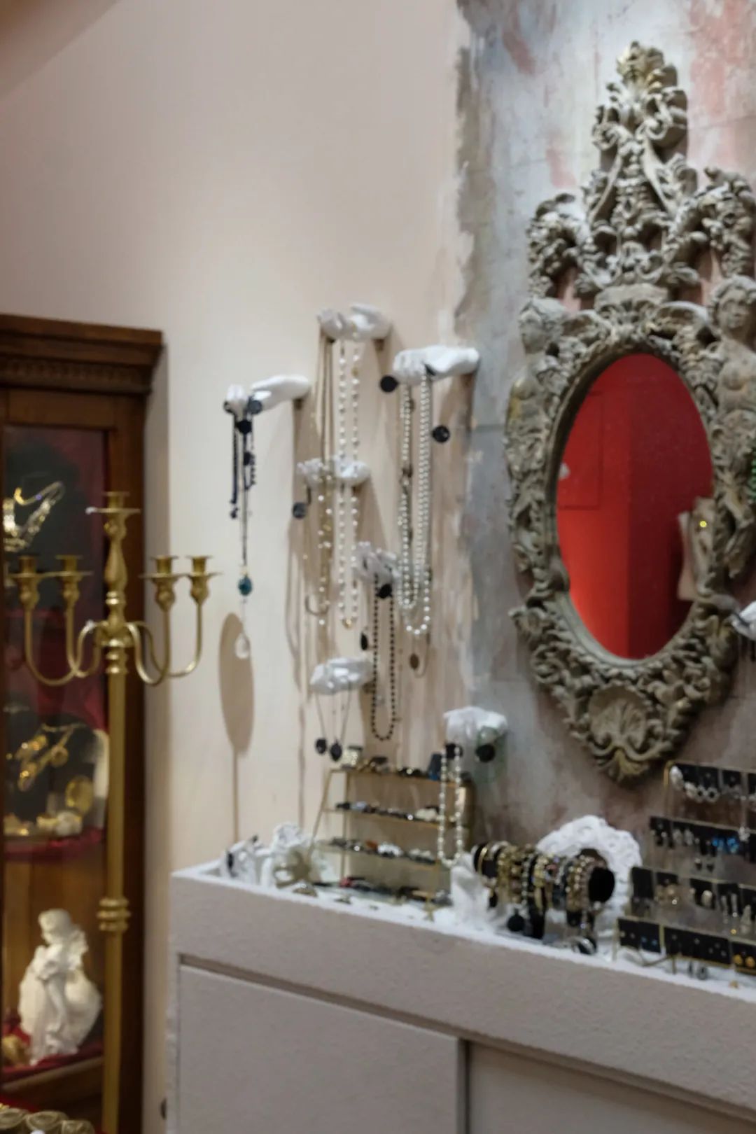 你家楼下的免费展览空间，晒着暖烘烘的太阳散步去吧