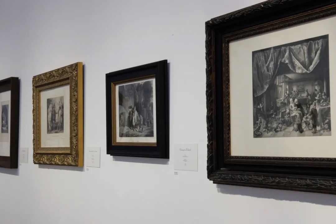 你家楼下的免费展览空间，晒着暖烘烘的太阳散步去吧