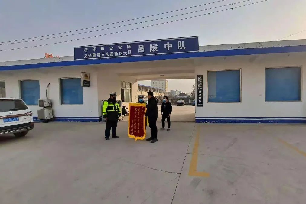 一面锦旗诉说一段暖心事,一面锦旗一个故事