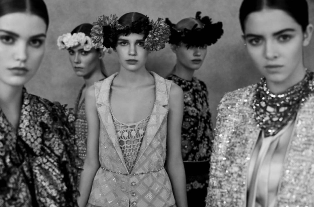 看完CHANEL这场梦幻的花园婚礼，谁不想成为身骑白马的新娘？