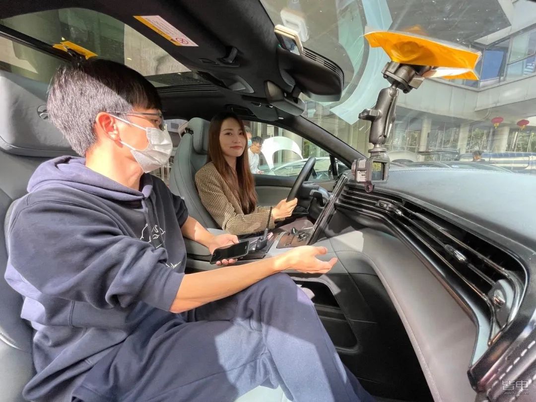 特斯拉小鹏蔚来激烈驾驶评测,作死挑战骑电动车