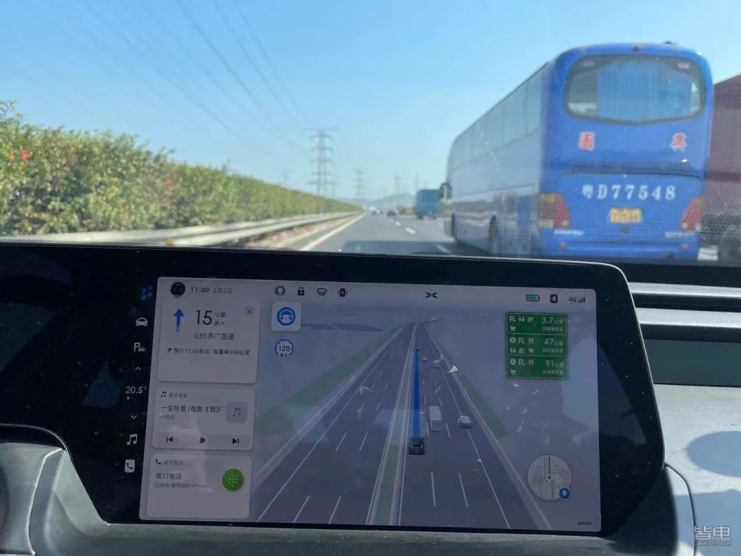 特斯拉小鹏蔚来激烈驾驶评测,作死挑战骑电动车