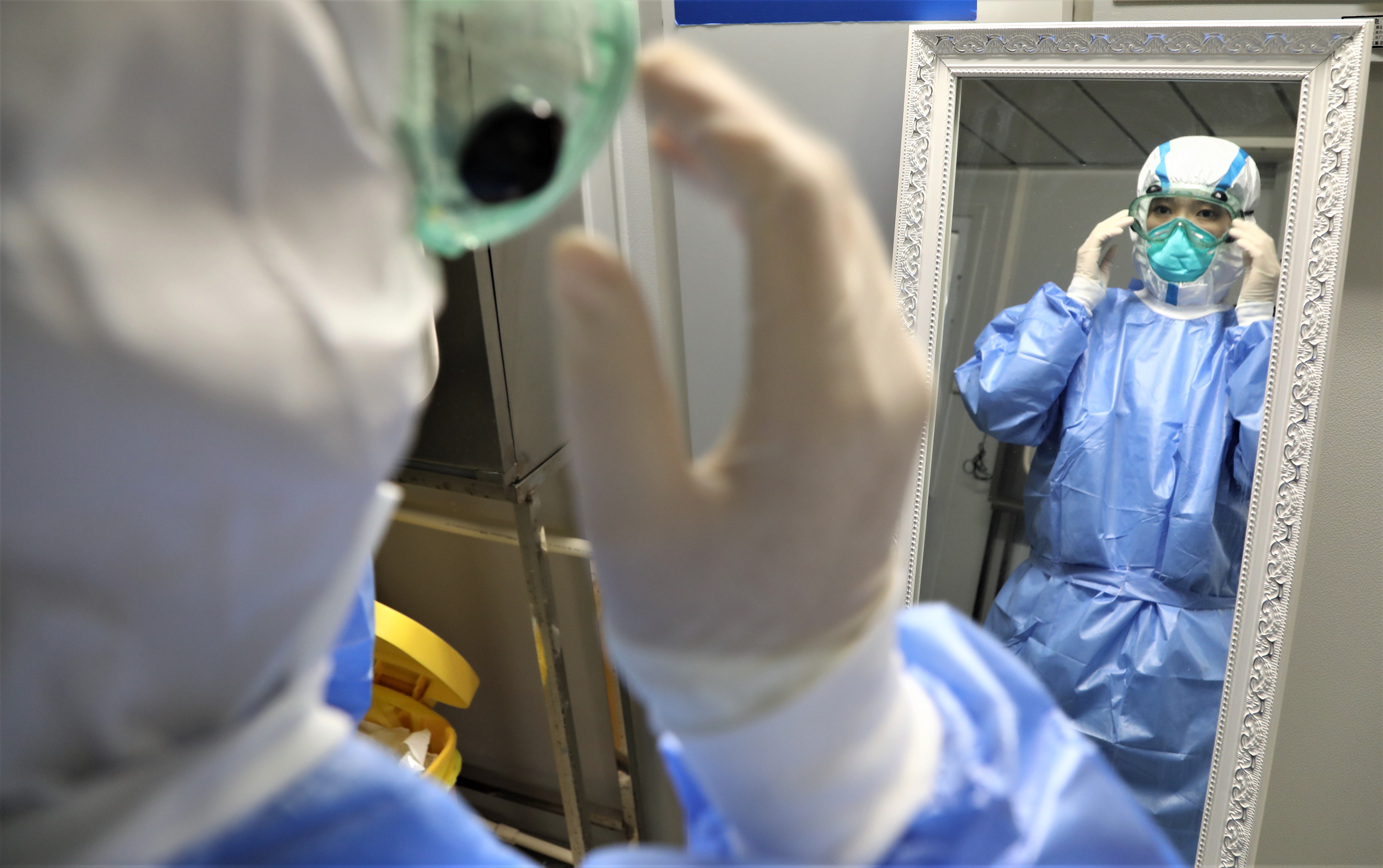 “一个拥抱,就是最好的‘治疗剂’”——应急隔离区的别样小年