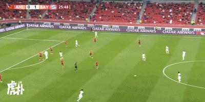 拜仁大胜巴萨莱万,莱万破门拜仁客场1-0领先