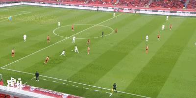 拜仁大胜巴萨莱万,莱万破门拜仁客场1-0领先