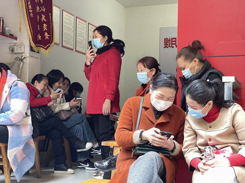 人勤春来早农事催人忙,人勤春来早枝头花正俏