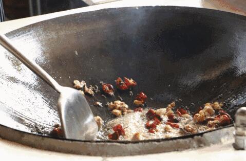 铁锅生锈就扔了好浪费,家里铁锅老是生锈是好锅吗