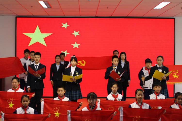 岛城学子“犇”向新学期，开学第一课传递满满正能量