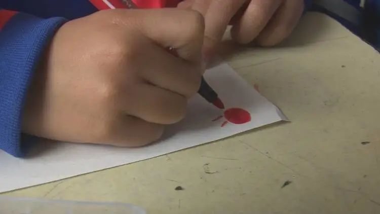 这一天，他们全部用上了新书包新文具