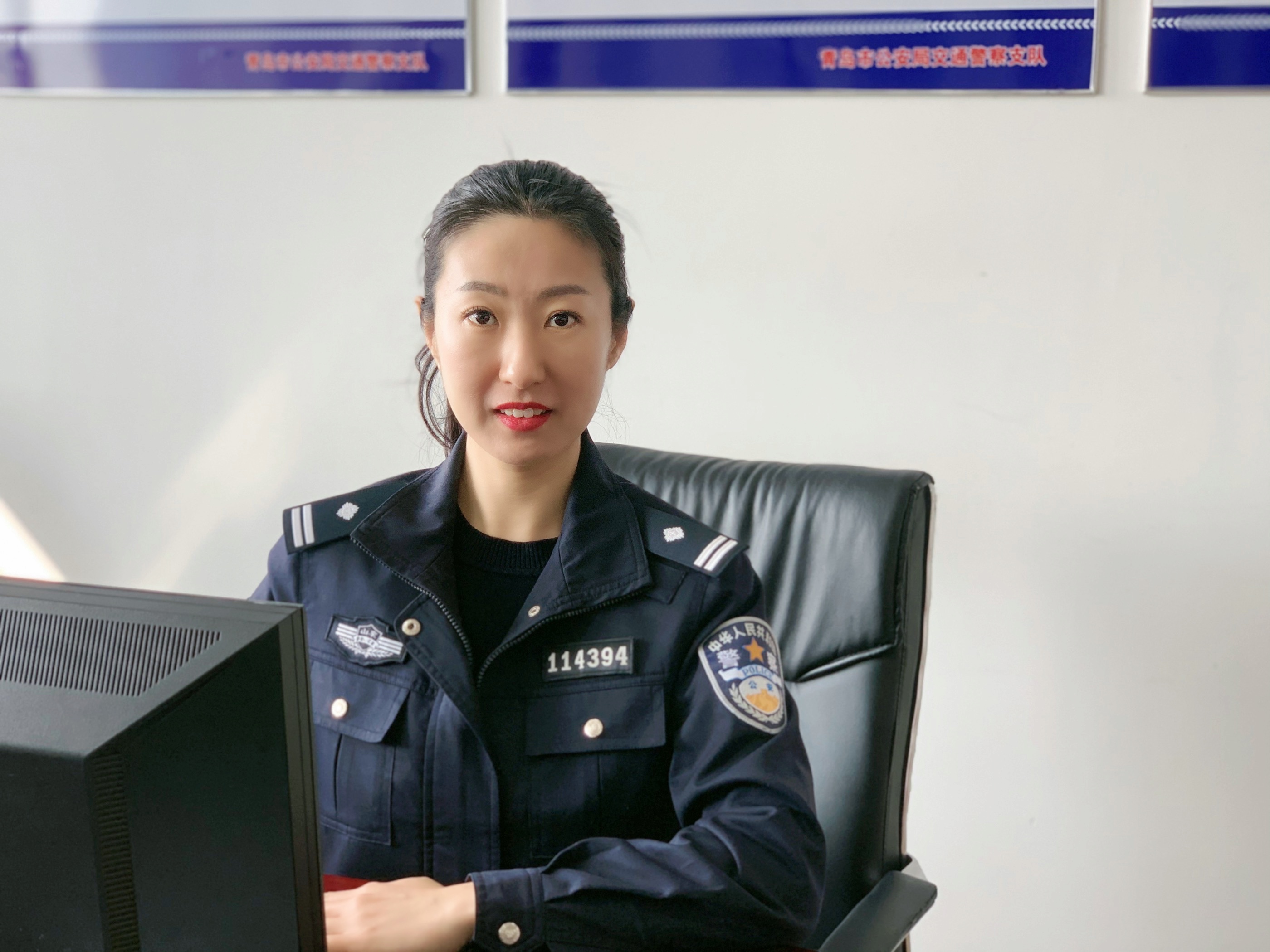 公安交警三八节女民警事迹 (青岛最美交警女警)
