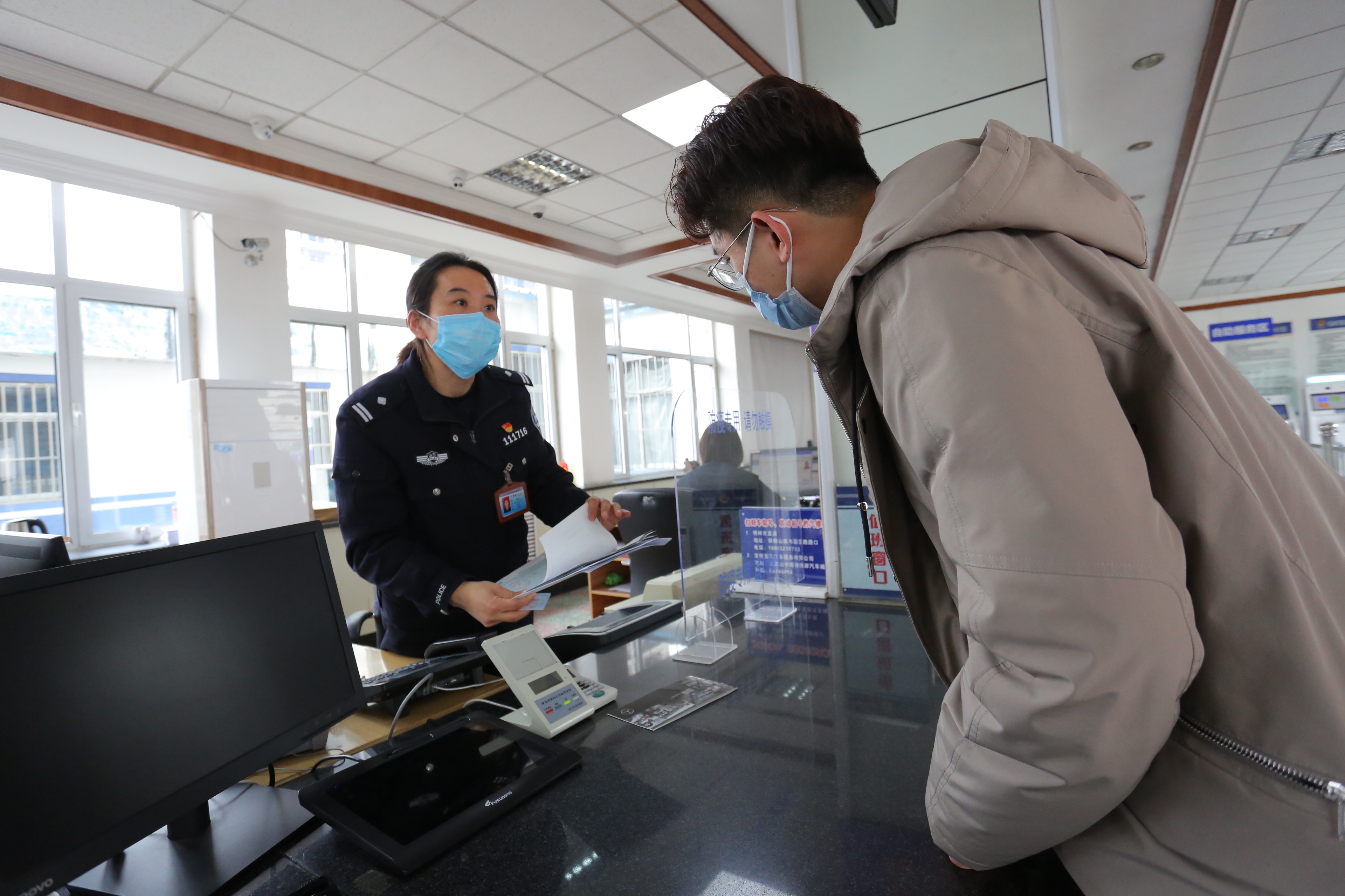公安交警三八节女民警事迹 (青岛最美交警女警)