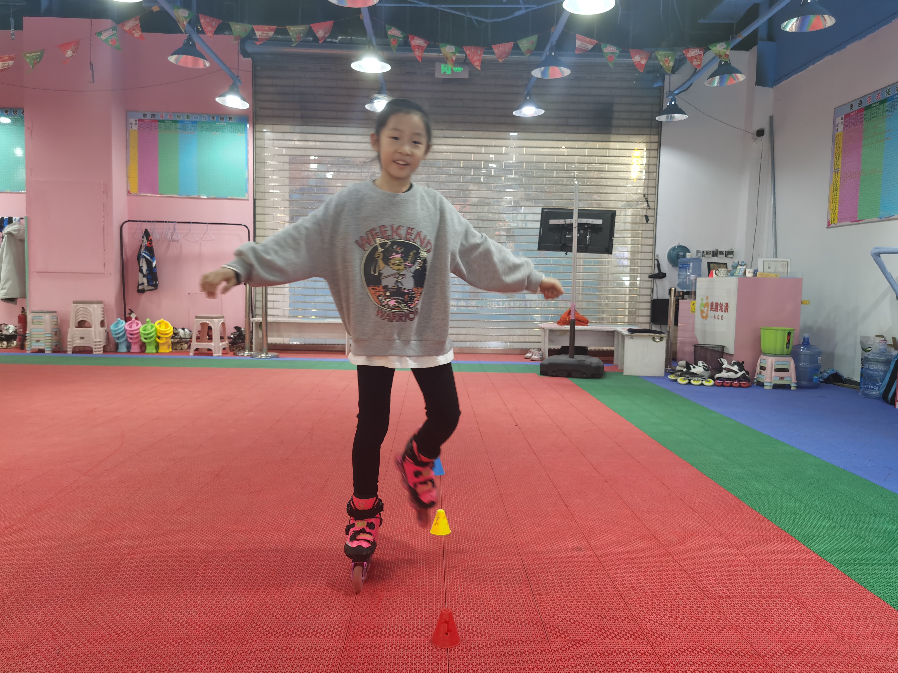 漂亮的花式轮滑视频,花式轮滑女孩