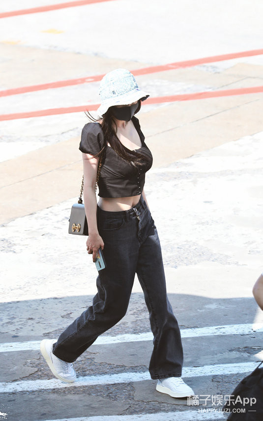 杨幂因为漫画腰道歉,杨幂回应漫画腰挑战误解