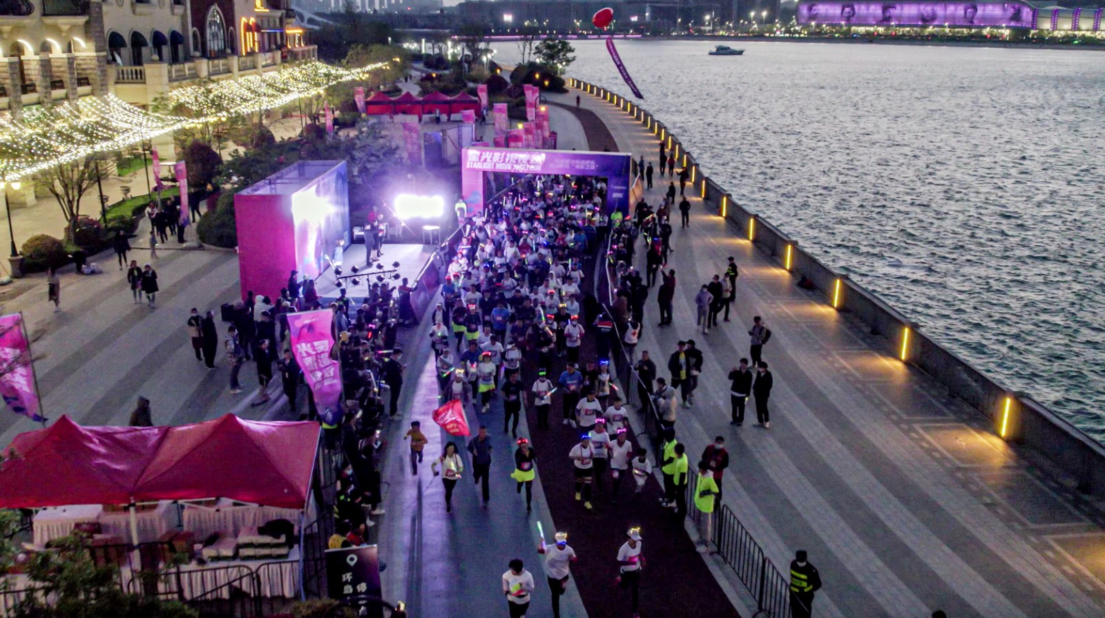 开街两天“收割”百万流量！这条酒吧街点亮岛城夜经济