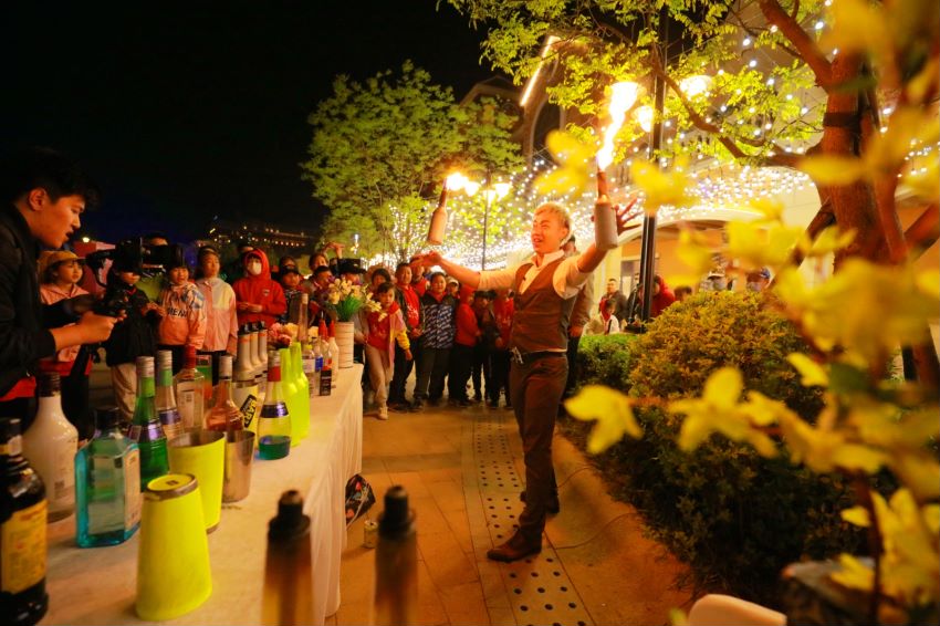 开街两天“收割”百万流量！这条酒吧街点亮岛城夜经济