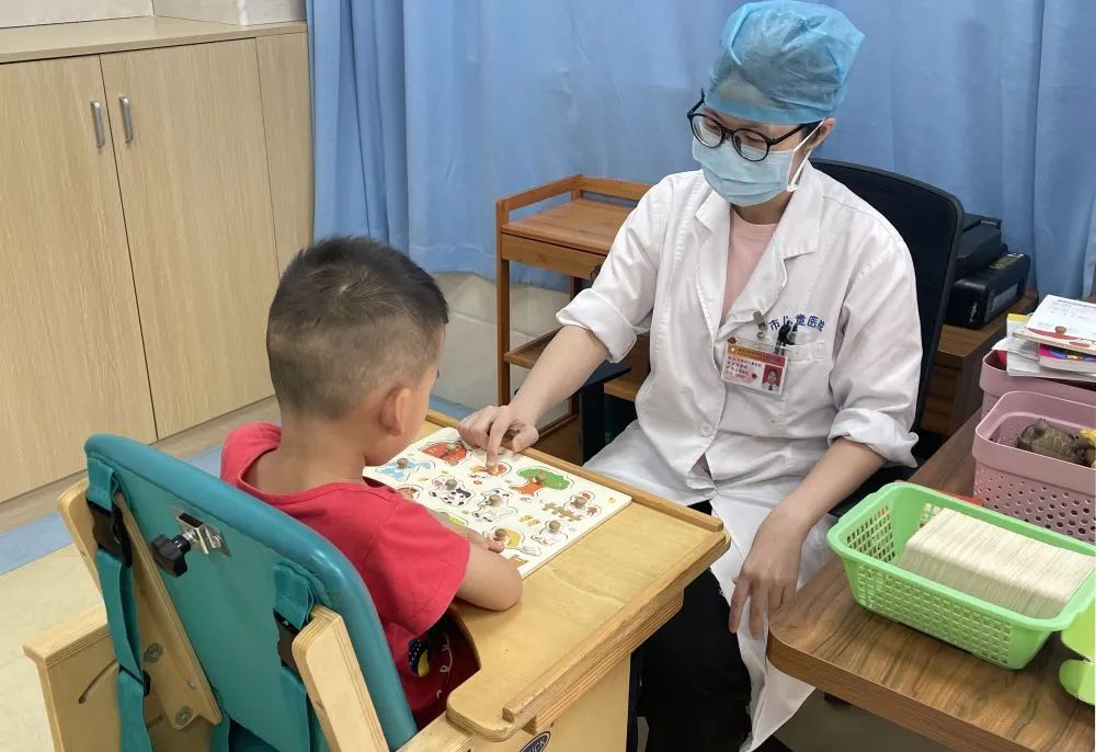 男孩因白血病两次经历骨髓移植,男孩因白血病再次经历骨髓移植