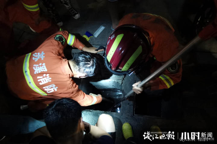 女子捡手机跌落滩涂消防,女子打捞手机在厕所