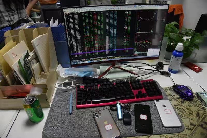 上班就是装炒股专家用“话术”荐股？这名工作人员报警了