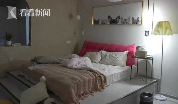 情侣入住酒店突然被人闯入怎么办,情侣住酒店房门被打开能不能索赔